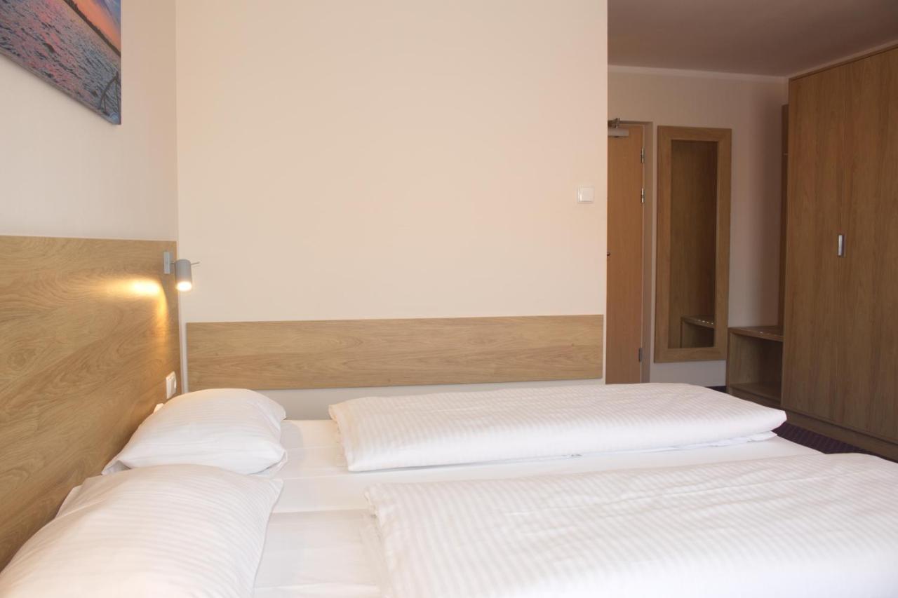 Hotel Huszcza Мронгово Экстерьер фото