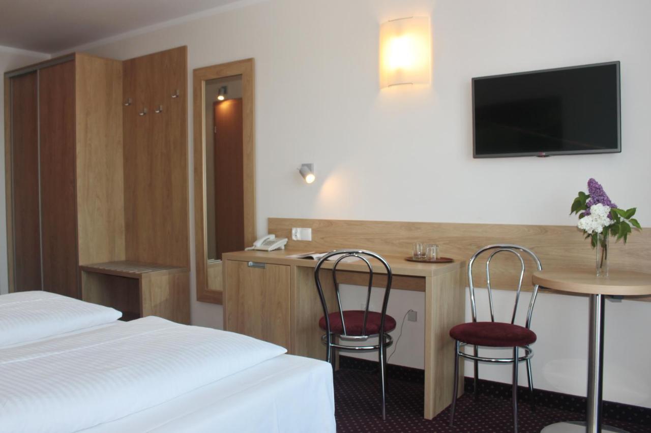 Hotel Huszcza Мронгово Экстерьер фото